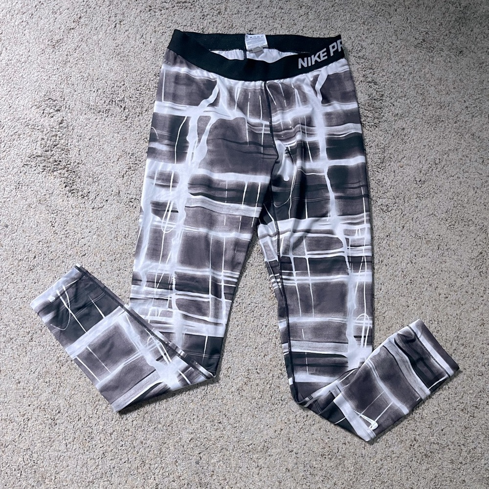 Black and white, Large Nike pro leggings